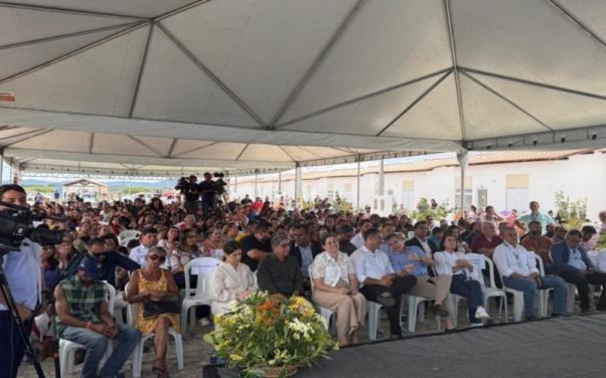 Prefeitura de Paulo Afonso entrega 200 moradias do Residencial Francisco Chagas com presença de ministro do Governo Federal