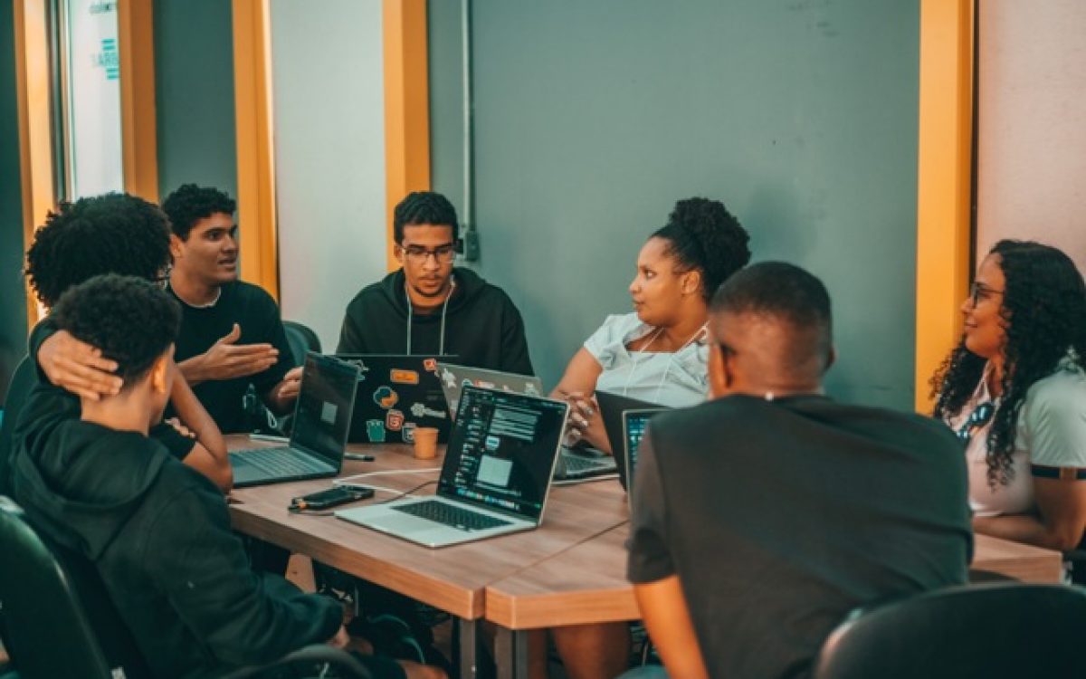 Jovens baianos buscam patrocínio para representar o Brasil em competição internacional de inovação na França