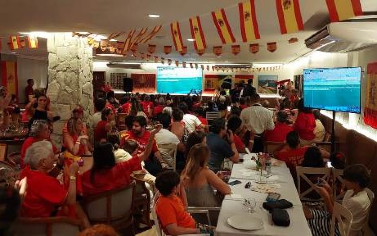 Espanha conquista o título da Copa do Mundo e torcida faz festa no Santiago, em Salvador