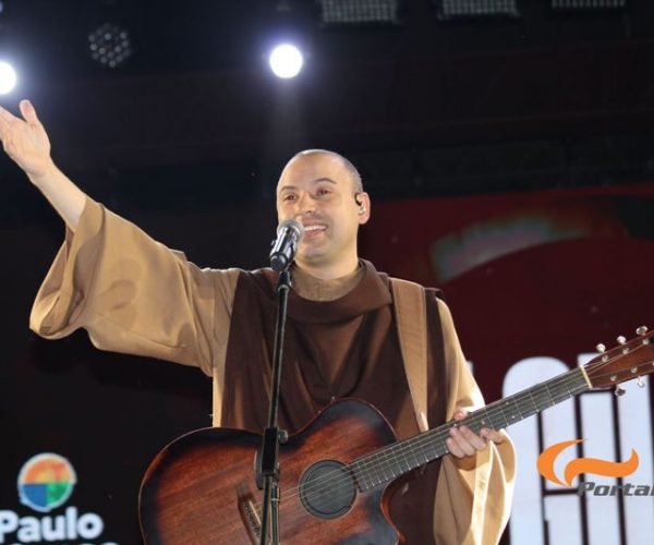 Frei Gilson reúne multidão em noite de fé às margens do São Francisco