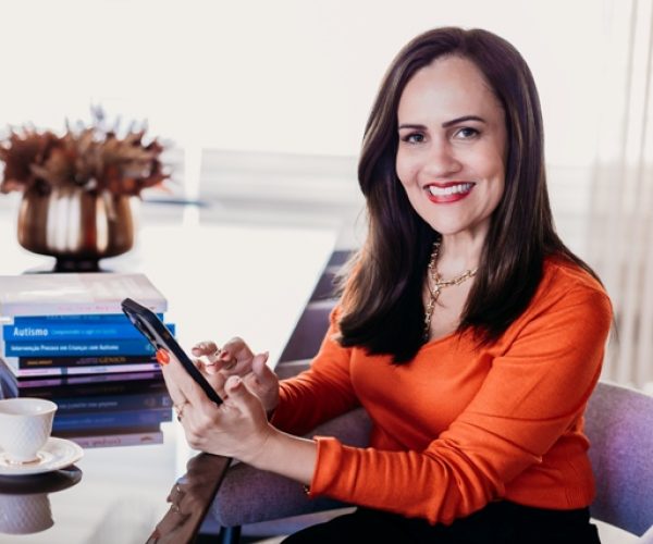 Isabela Navarro aborda inclusão de pessoas autistas no ambiente corporativo em palestra no Conecta Hangar Saúde