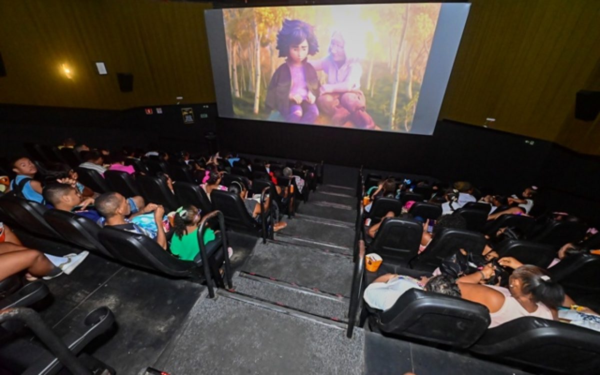 Dia da Síndrome de Down é celebrado de forma antecipada com sessão de cinema e meias trocadas