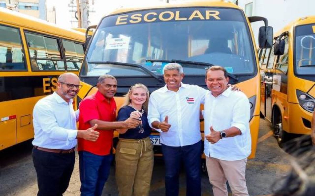 Jerônimo Rodrigues entrega 110 ônibus escolares para municípios do interior da Bahia