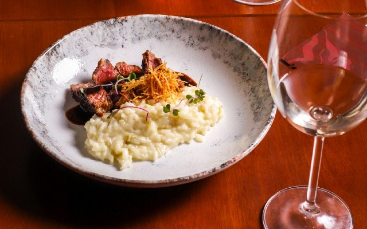 Dia dos Namorados no Jotas Gastronomia tem jantar em cinco etapas inspiradas em músicas românticas