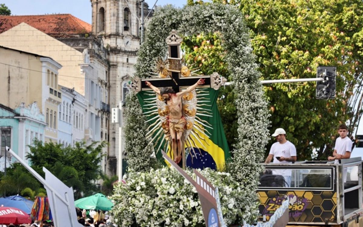 De cadeiras de rodas a carrinhos de bebê: a fé move multidões até a Basílica do Bonfim