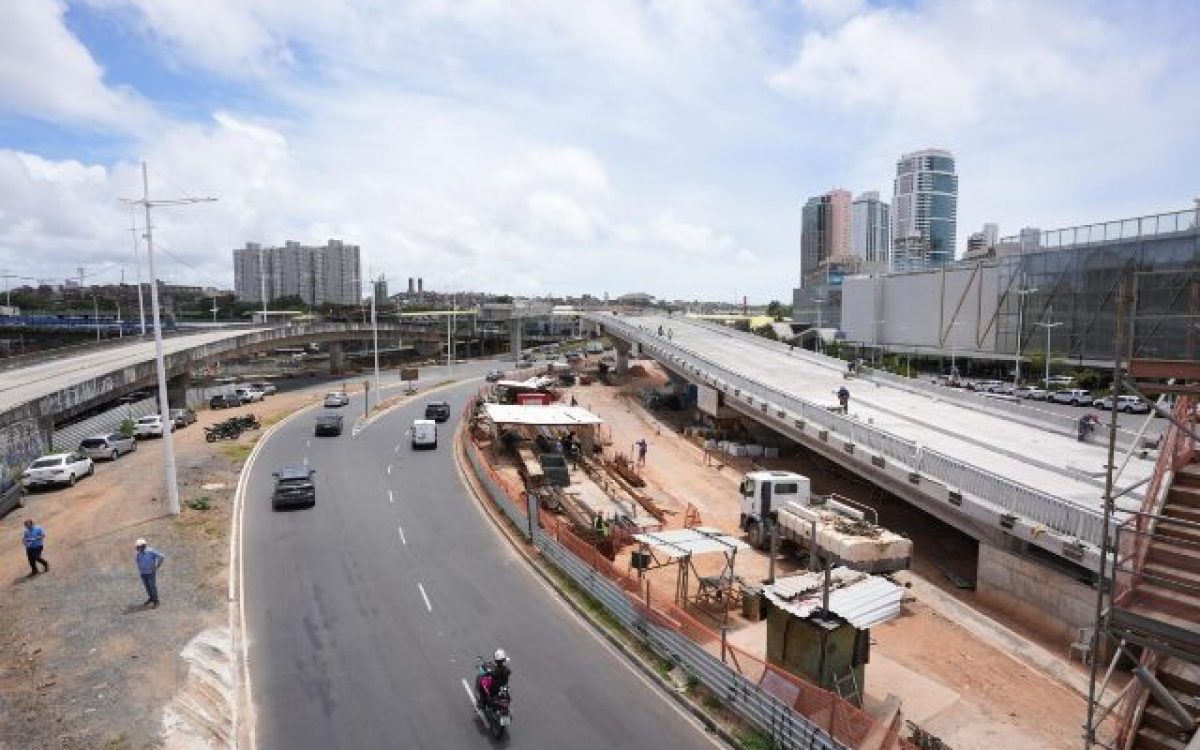 Trânsito na Av. Tancredo Neves será alterado para avanço nas obras de viaduto