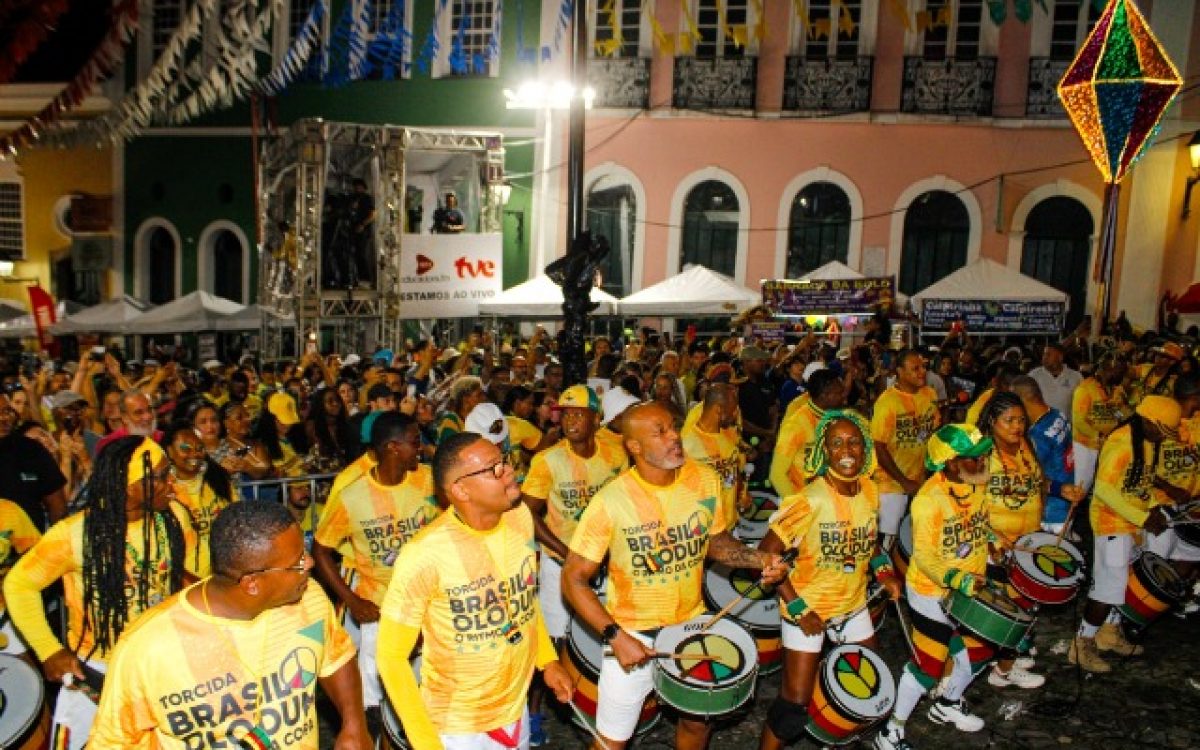 Torcida Brasil Olodum desafia chuva e reúne público no Pelourinho durante o São João da Bahia