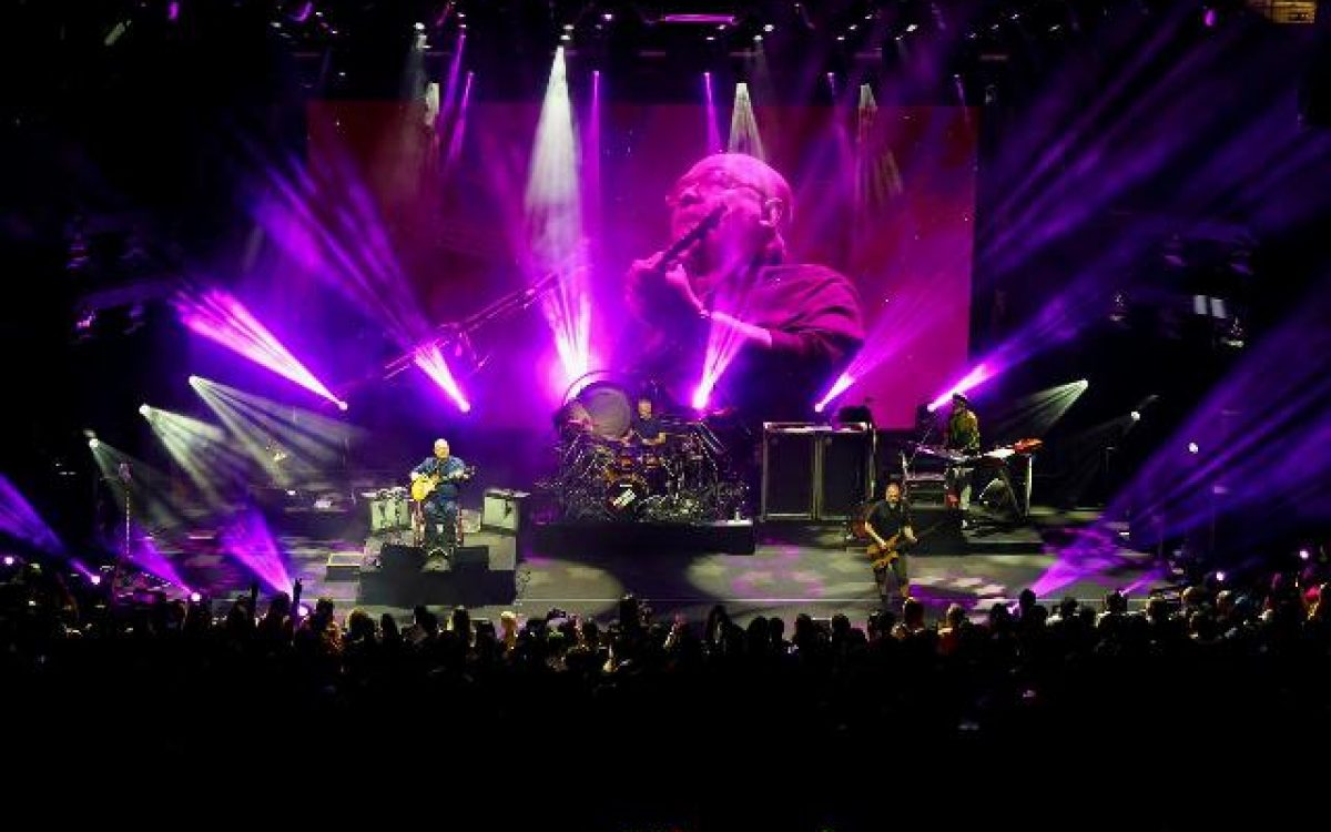 Com ingressos esgotados, Os Paralamas do Sucesso realizam show na Concha Acústica