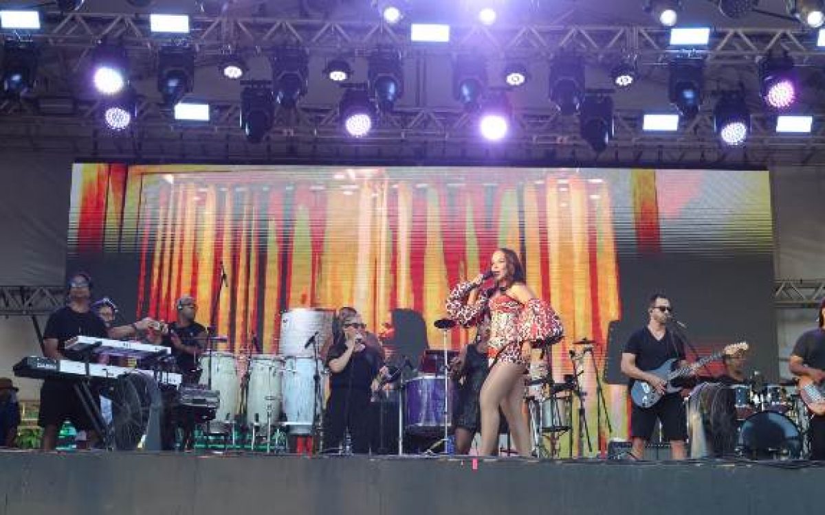 Palco Axé Pelô, no Circuito Batatinha, atrai foliões de todas as idades para o Centro Histórico