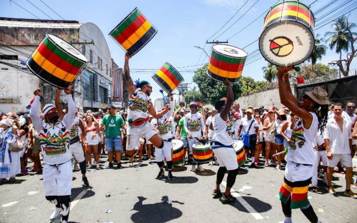 Percussão do Olodum mobiliza público em caminhada na Lavagem do Bonfim