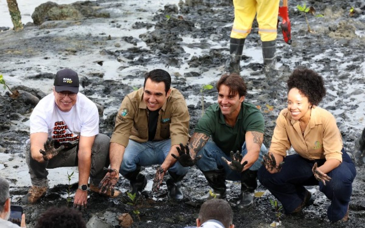 Com a presença de Daniel Cady e Mariene de Castro, estudantes da rede pública plantam 3 mil mudas de mangue em trecho do VLT