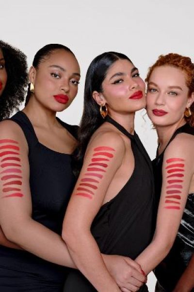 Avon amplia seu portfólio de maquiagens com novos batons e blushs em tons de vermelho