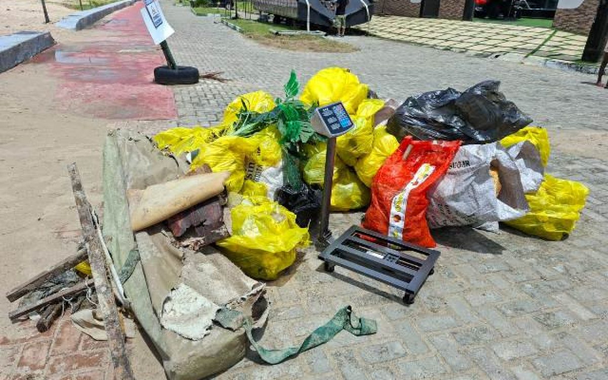 Projeto Mares recolhe 165 quilos de resíduos em ação de limpeza de praia em Mar Grande