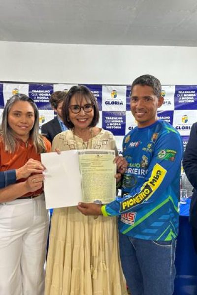 Glória realiza terceira etapa de entrega de títulos de propriedade e anuncia expansão da REURB para a zona rural
