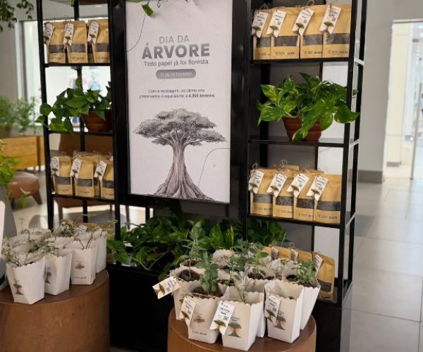 DIA DA ÁRVORE: SHOPPING DA BAHIA INCENTIVA PRÁTICAS SUSTENTÁVEIS COM DISTRIBUIÇÃO DE MUDAS E ADUBOS