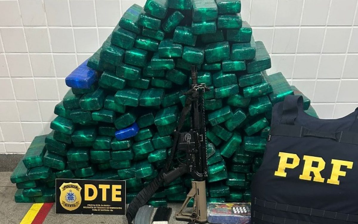 Um fuzil e 132 quilos de drogas são apreendidos em operação conjunta