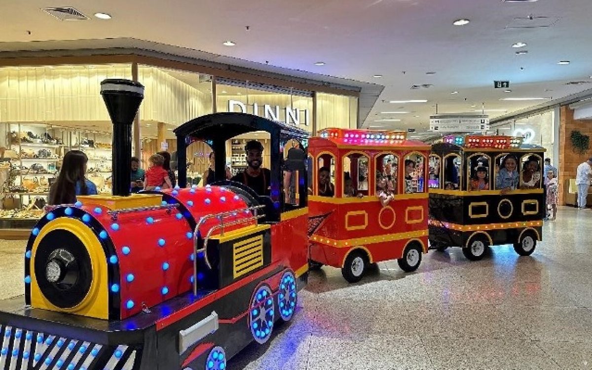 Últimos dias para aproveitar a emocionante Pista de Gelo do Shopping Barra