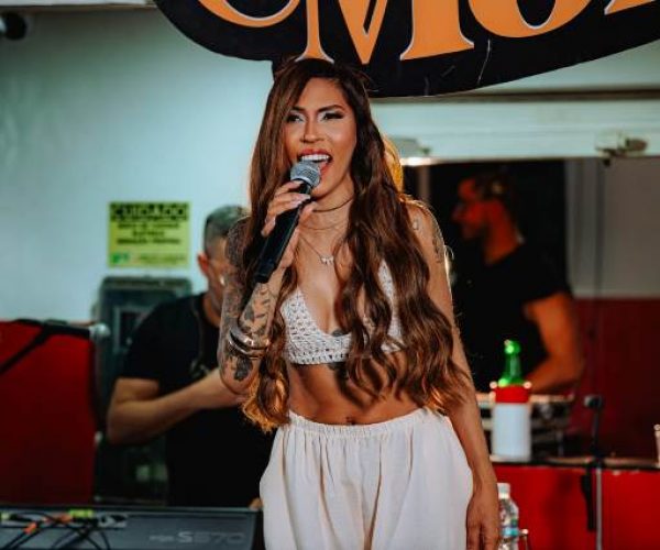 Simone Morena celebra sucesso de novo audiovisual, que ultrapassa 200 mil visualizações no YouTube