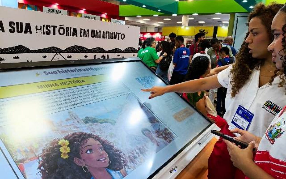 Totem com inteligência artificial é destaque do estande do Governo, na Bienal do Livro da Bahia