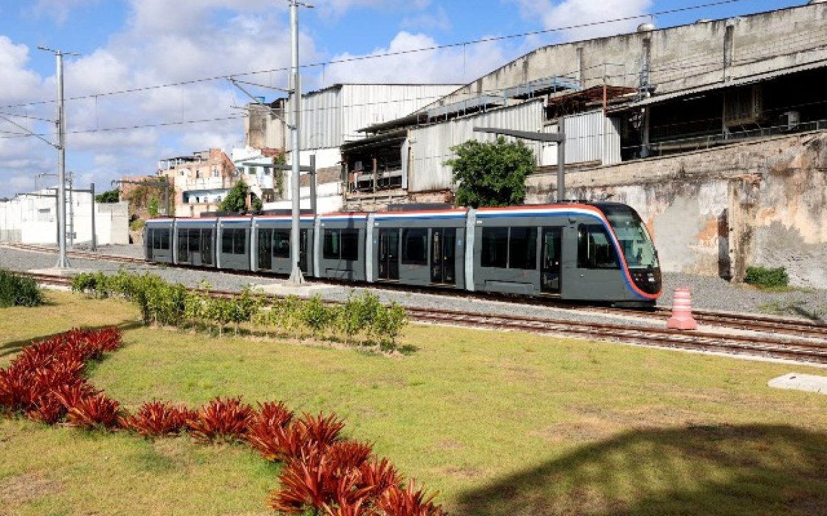 Com mais de 300 mil passageiros transportados, VLT de Salvador e RMS completa 100 dias de operação assistida