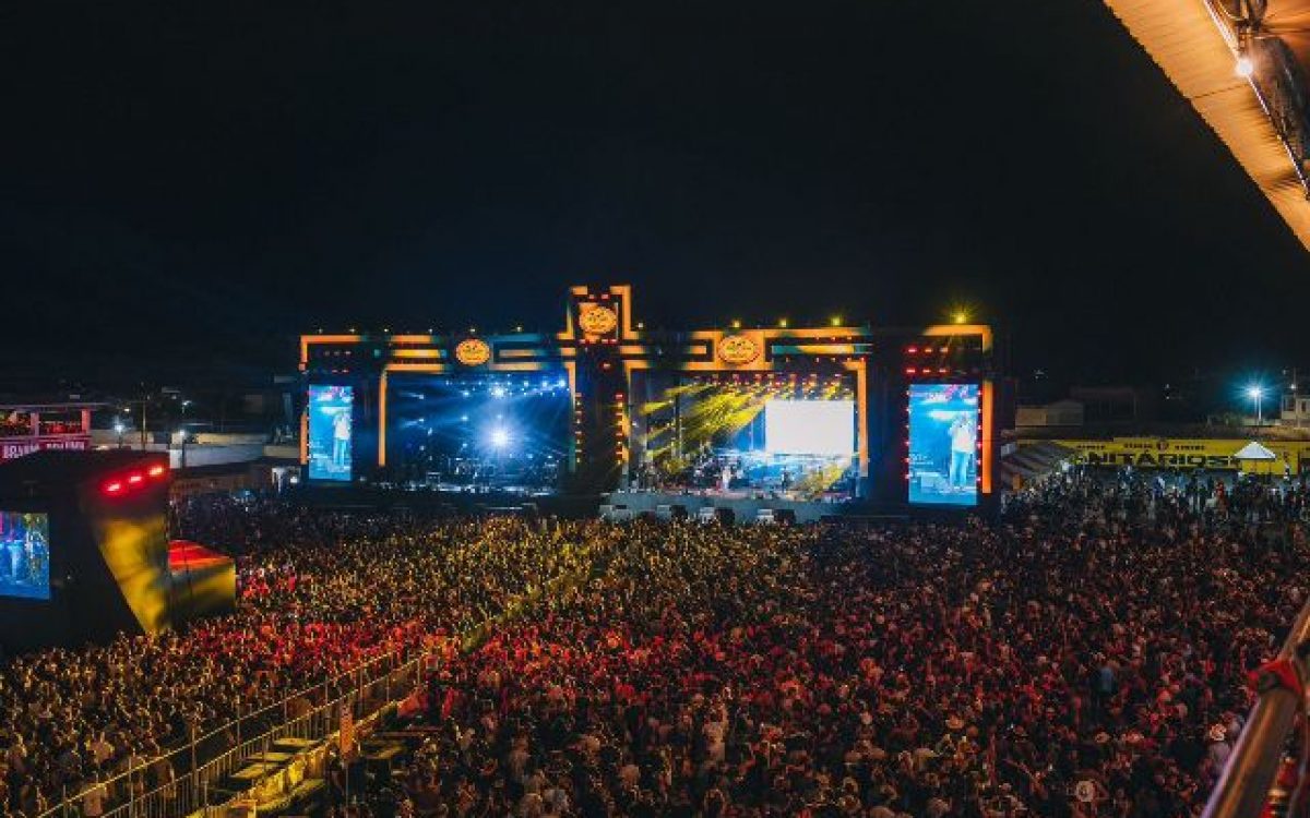Vaquejada de Serrinha encerra edição com parque lotado e aniversário de Wesley Safadão celebrado no palco