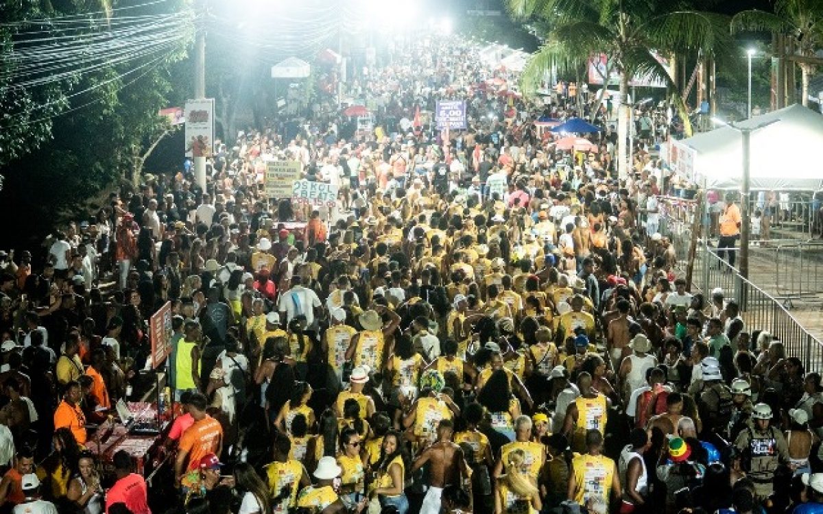 Viola de Doze arrastou multidão no Bloco do Kais durante o Festival de Arembepe