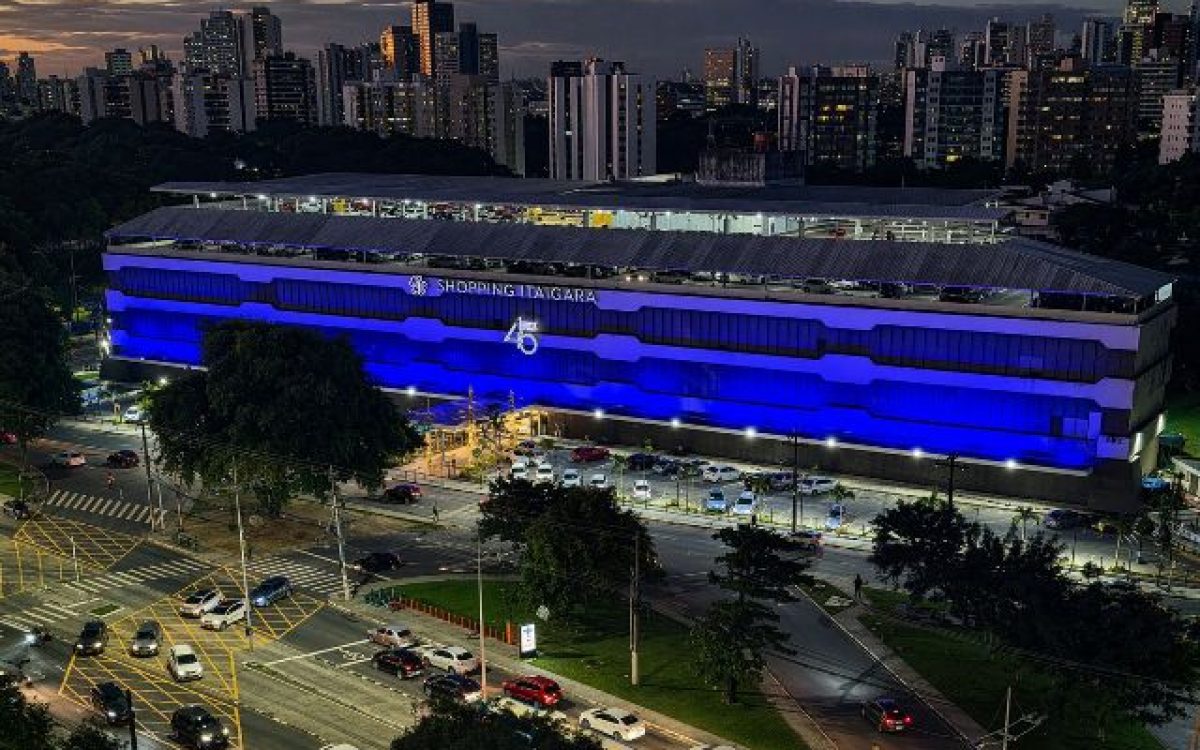 Shopping Itaigara ilumina fachada em azul em apoio à conscientização do autismo