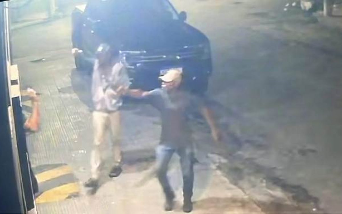 Empresário é baleado na cabeça em tentativa de homicídio no centro de Paulo Afonso; vídeo mostra momento do crime