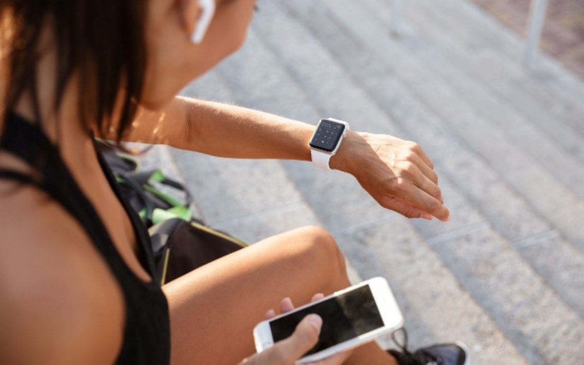 Monitoramento por smartwatches ajuda na prática de exercícios, mas não substitui acompanhamento profissional