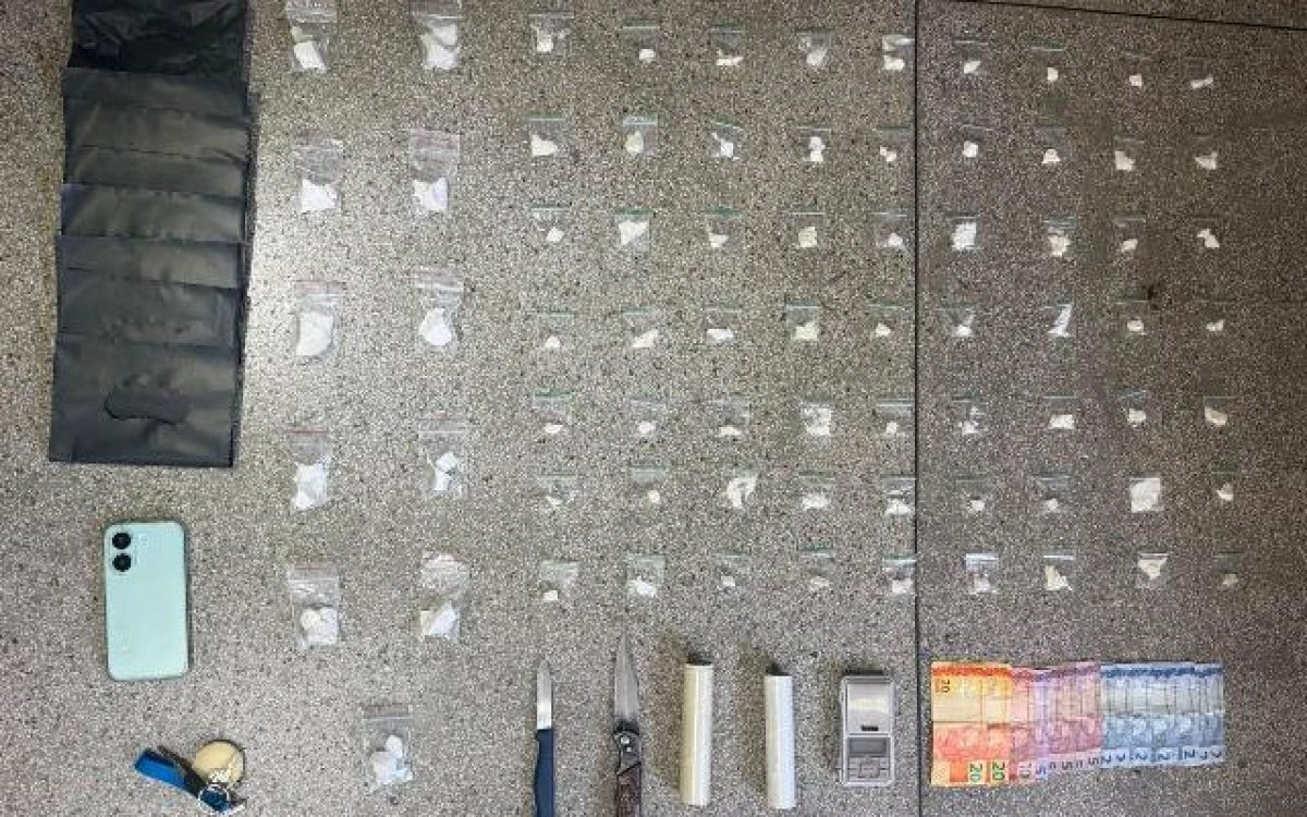 Polícia Militar apreende drogas, balança de precisão e motocicleta em ação contra o tráfico no centro de Paulo Afonso