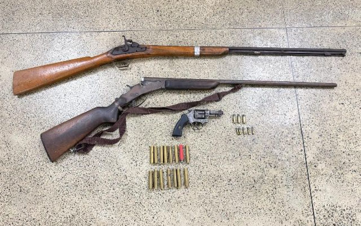 POLICIA MILITAR apreende revólver, duas espingardas e munições em Banzaê