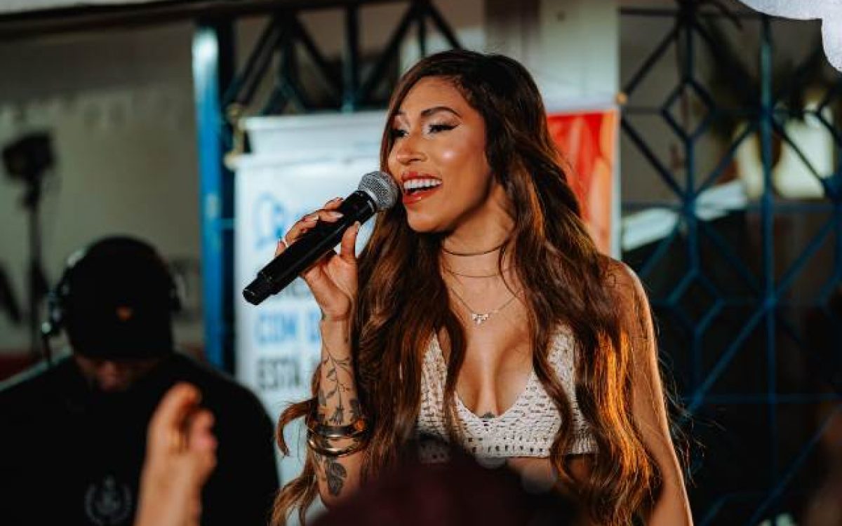 Simone Morena grava audiovisual em Salvador com repertório de clássicos do brega