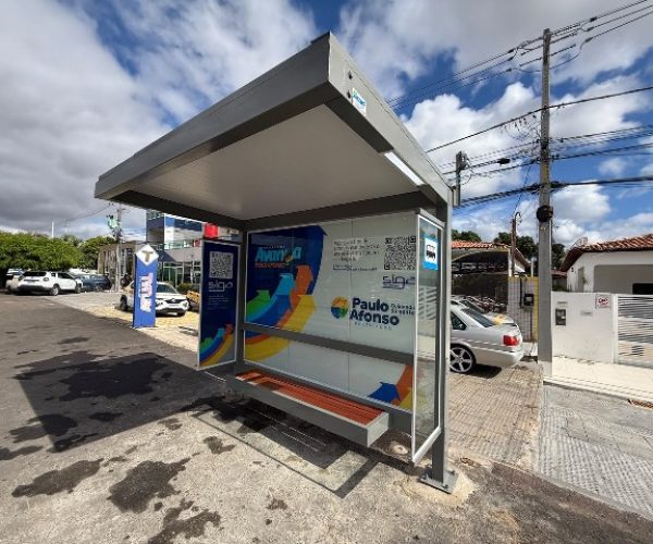 Prefeitura implanta novos pontos de ônibus com carregadores e monitoramento em tempo real