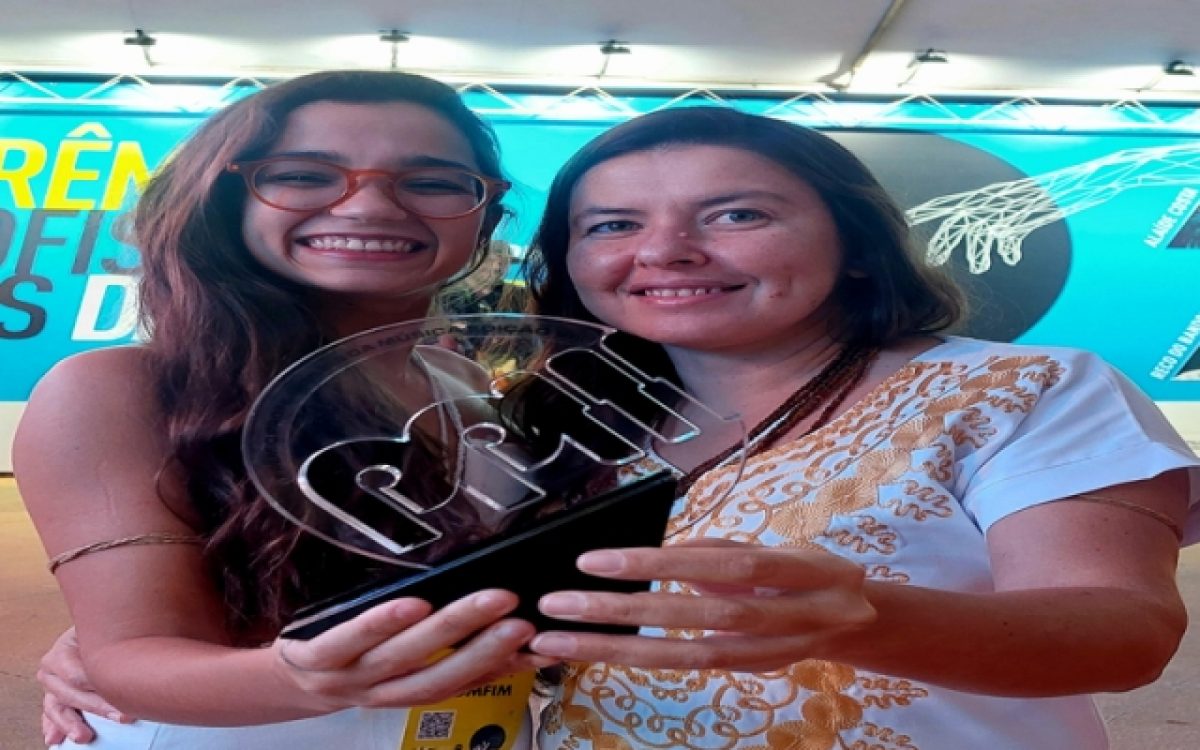 As cineastas Clara Campos e Bianca Bomfim, da produtora Espelho Lunar conquistaram o Prêmio de Melhores Diretoras de Videoclipe