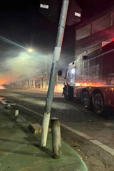 CORPO DE BOMBEIROS MILITAR DA BAHIA ATUA EM INCÊNDIO VEICULAR NO CENTRO DE PAULO AFONSO