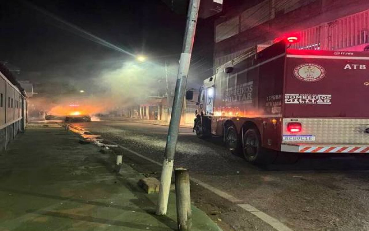 CORPO DE BOMBEIROS MILITAR DA BAHIA ATUA EM INCÊNDIO VEICULAR NO CENTRO DE PAULO AFONSO