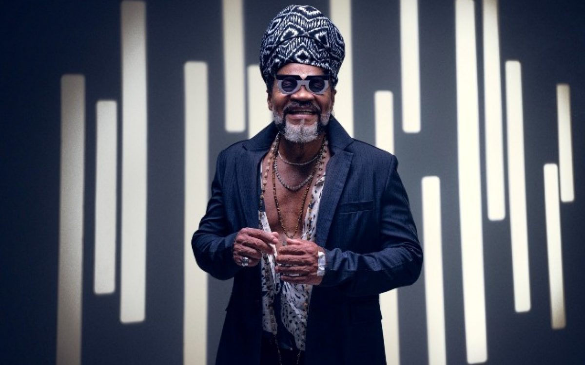 Carlinhos Brown recebe convidados no palco da Enxaguada de Yemanjá 2026