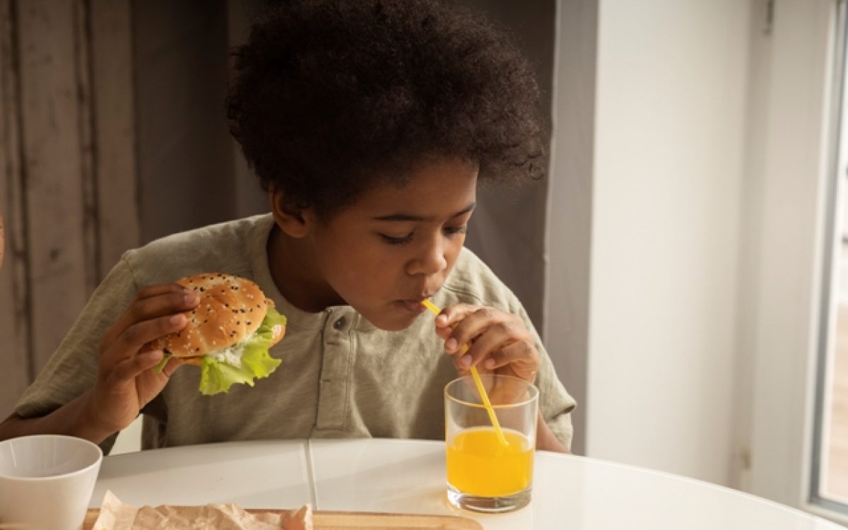 Obesidade infantil pode desencadear processo inflamatório silencioso e aumentar risco de doenças crônicas