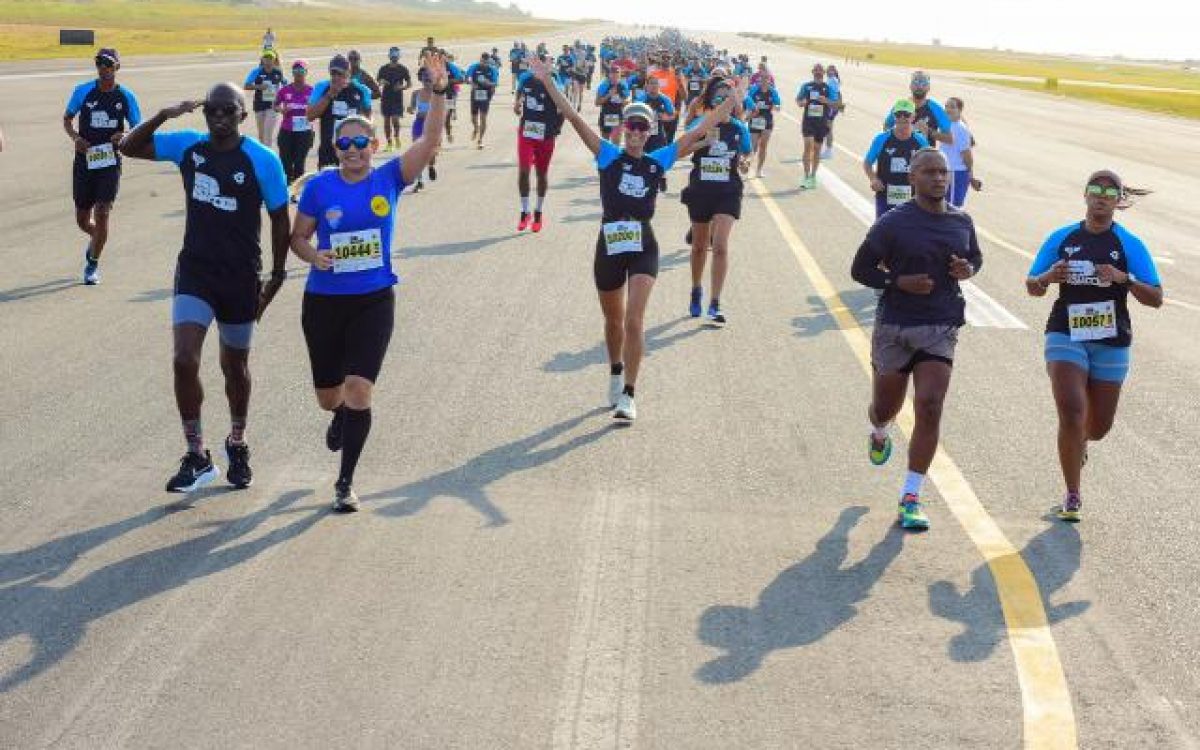 Corrida da Asa: pelo segundo ano, atletas correm na pista principal do Aeroporto de Salvador