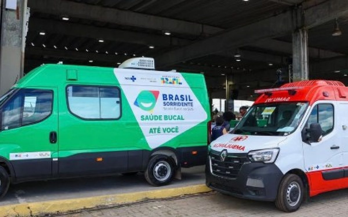Representante do Ministério da Saúde vistoria veículos que irão reforçar a assistência para pacientes do SUS na Bahia
