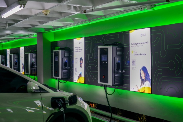 Nova rede de eletropostos para recarga de veículos elétricos e híbridos chega a Salvador