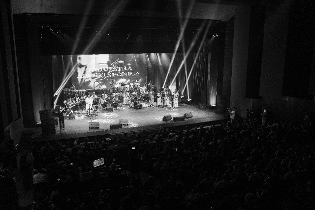 O maestro Ubiratan Marques comanda a Orquestra Afrosinfônica, em emocionante noite da volta da Cidade do Saber, em Camaçari