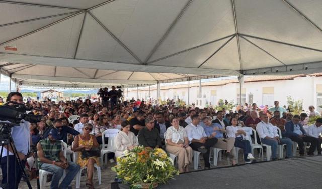 Prefeitura de Paulo Afonso entrega 200 moradias do Residencial Francisco Chagas com presença de ministro do Governo Federal