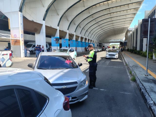 Prefeitura apreende 152 veículos de transporte clandestino em ação da Semob no aeroporto