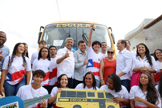 Em agenda regionalizada, governador entrega obras, equipamentos e assina pacote de obras para Adustina