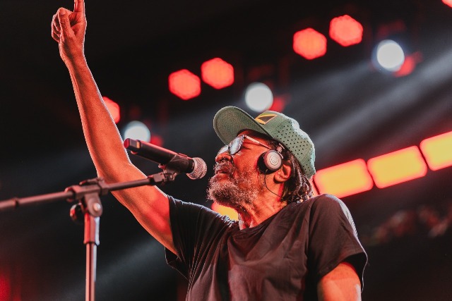 Edson Gomes reúne milhares de pessoas na abertura do Festival de Lençóis