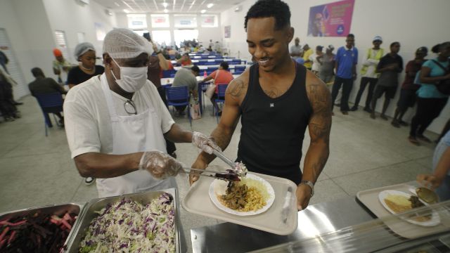 Em vídeo, O Kanalha vai a restaurante popular da Prefeitura e destaca “molho” que alimenta mais de 4 mil pessoas por dia