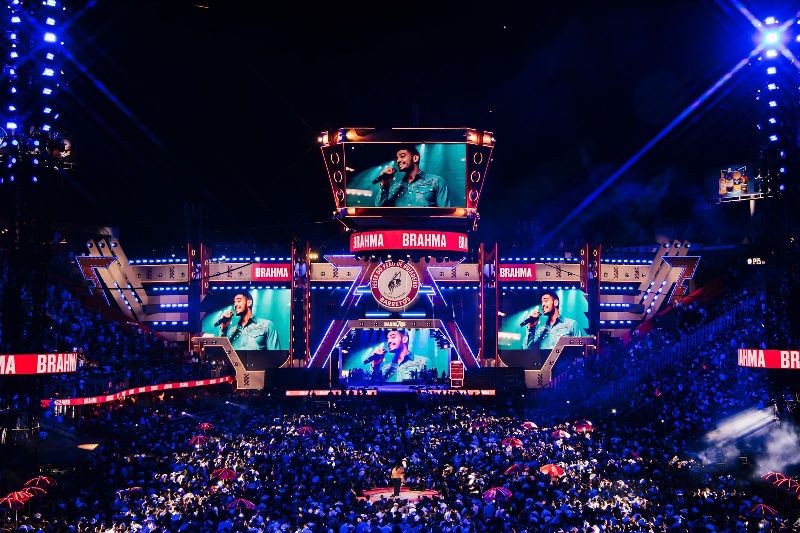 Caldas Country: de volta ao telão, dupla virtual da Ambev que canta a moderação já alcançou 2,5 milhões de pessoas