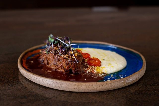 Chef Júnior França apresenta novo menu em cinco etapas de restaurante em Itacaré