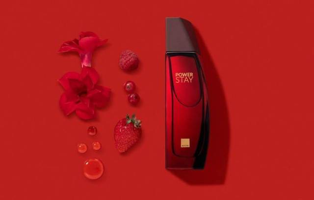 O poder do Floral Ambarado: conheça a assinatura olfativa da primeira fragrância Avon Power Stay